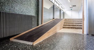 ¿Cuánto cuesta adaptar las entradas de un edificio? Precios en 2024