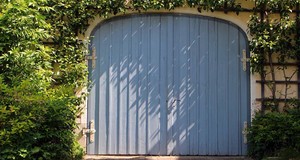 ¿Cuánto cuesta instalar una puerta de cochera? Precios 2024