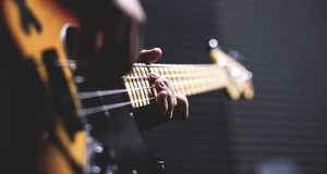 ¿Cuánto cuesta una clase de guitarra?