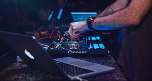 ¿Cuánto cuesta contratar a un DJ para fiestas y bodas? Precios 2024