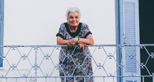 ¿Cuánto cuesta contratar un cuidador de personas mayores a domicilio?