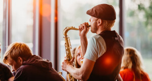¿Cuánto cuesta un saxofonista para eventos? Precios en 2026