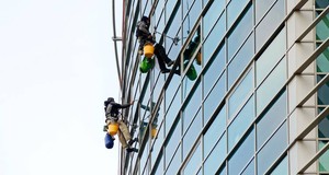 ¿Cuánto cuesta la limpieza de cristales en altura?  | Precios en 2025