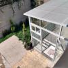 cocina adosada en aluminio y vidrio con jardín integrado a patio