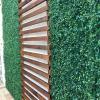 Jardin vertical con detalles de madera