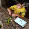 Niño haciendo un robot en Lego Wedo 2.0