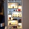Mueble en madera de pino, entintada, bases y paredes de tambor. Para perfumes y cosméticos, lo adaptamos a espacios, se agrega o reduce