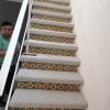 instalación de alfombra en escalera