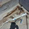 Transición de materiales de metal a PVC en descarga de contenedor de agua antiguo
