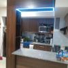 Cocina en tono nogal con cubierta de granito