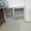 Mueble con puertas de cristal sin jaladera tono encino polar