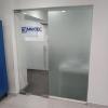 puerta dos hojas fabricada en vidrio templado