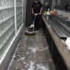 Lavado de pisos de alto tráfico en planta