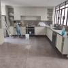 Limpieza para la entrega de cocina fabricada a la medida.