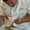 Cobertura de evento gastronómico: chef emplatando en vivo.