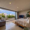 Fotografía inmobiliaria: recámara principal con terraza y ventanal corredizo.