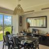 Fotografía inmobiliaria: comedor con vista al campo de golf para listing premium.