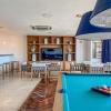 Fotografía inmobiliaria de amenidades: área común con lounge y mesa de billar.