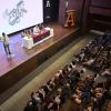 Cobertura de foro: panel en auditorio, encuadre desde balcón.