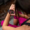 Fotografía de producto lifestyle: reloj deportivo en uso, campaña de marca.