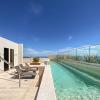 Fotografía de arquitectura: alberca privada en azotea con vista al mar.