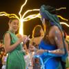 Cobertura de gala nocturna: brindis y ambiente con iluminación escénica.
