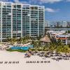 Fotografía aérea con dron de torre de condominios frente a la playa, zona hotelera de Cancún.