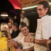 Cobertura de cena de chefs, ambiente nocturno.