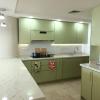 Fabricación de cocina en escuadra barnizada en color verde y cubiertas de granito