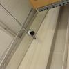 Instalación de cámara de videovigilancia profesional en poste para supervisión de almacen