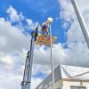 Instalación de cámara de videovigilancia profesional en poste para supervisión de estacionamiento