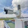 Instalación de cámara de videovigilancia profesional en poste para supervisión de estacionamiento